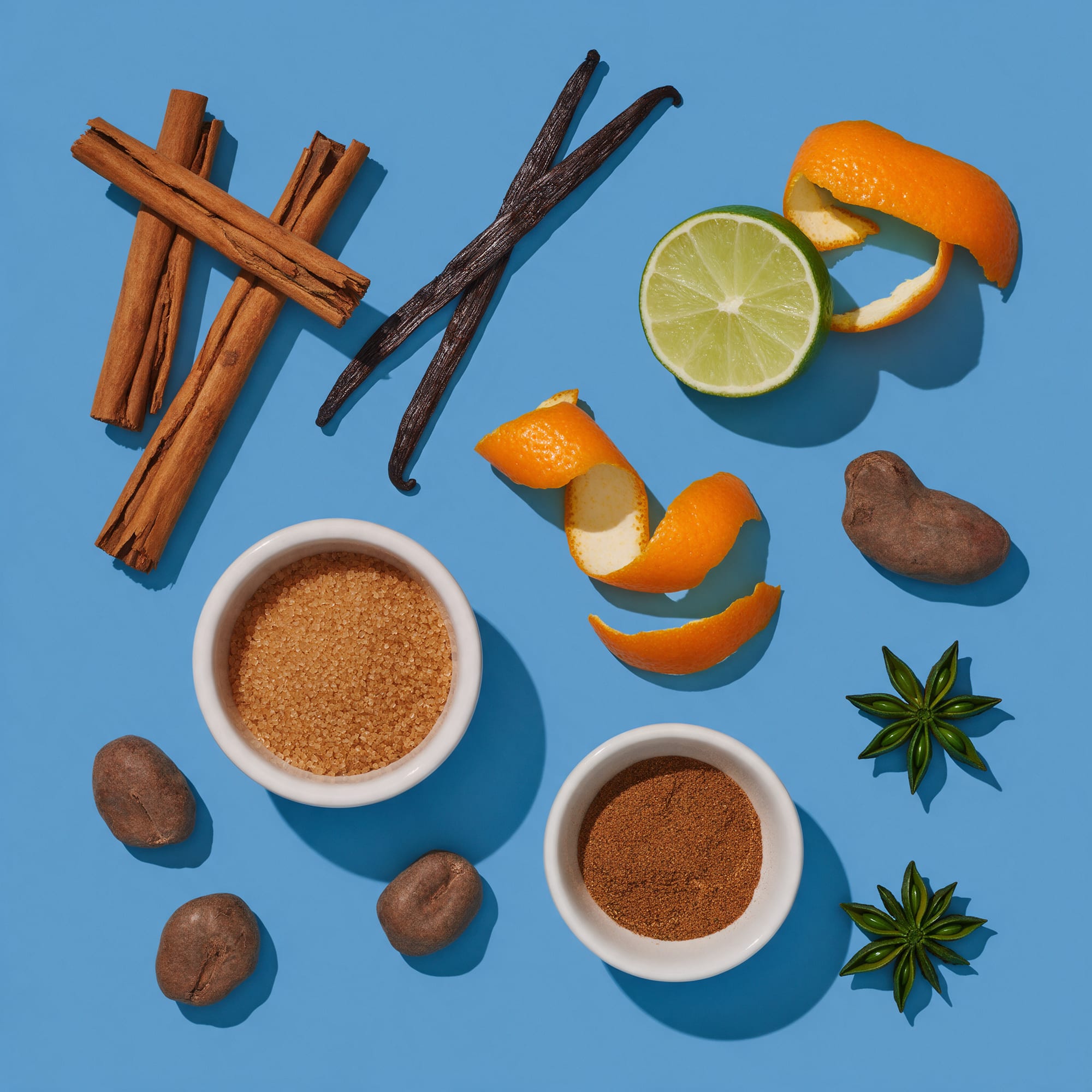 Canela, vainilla, lima y piel de naranja sobre fondo azul